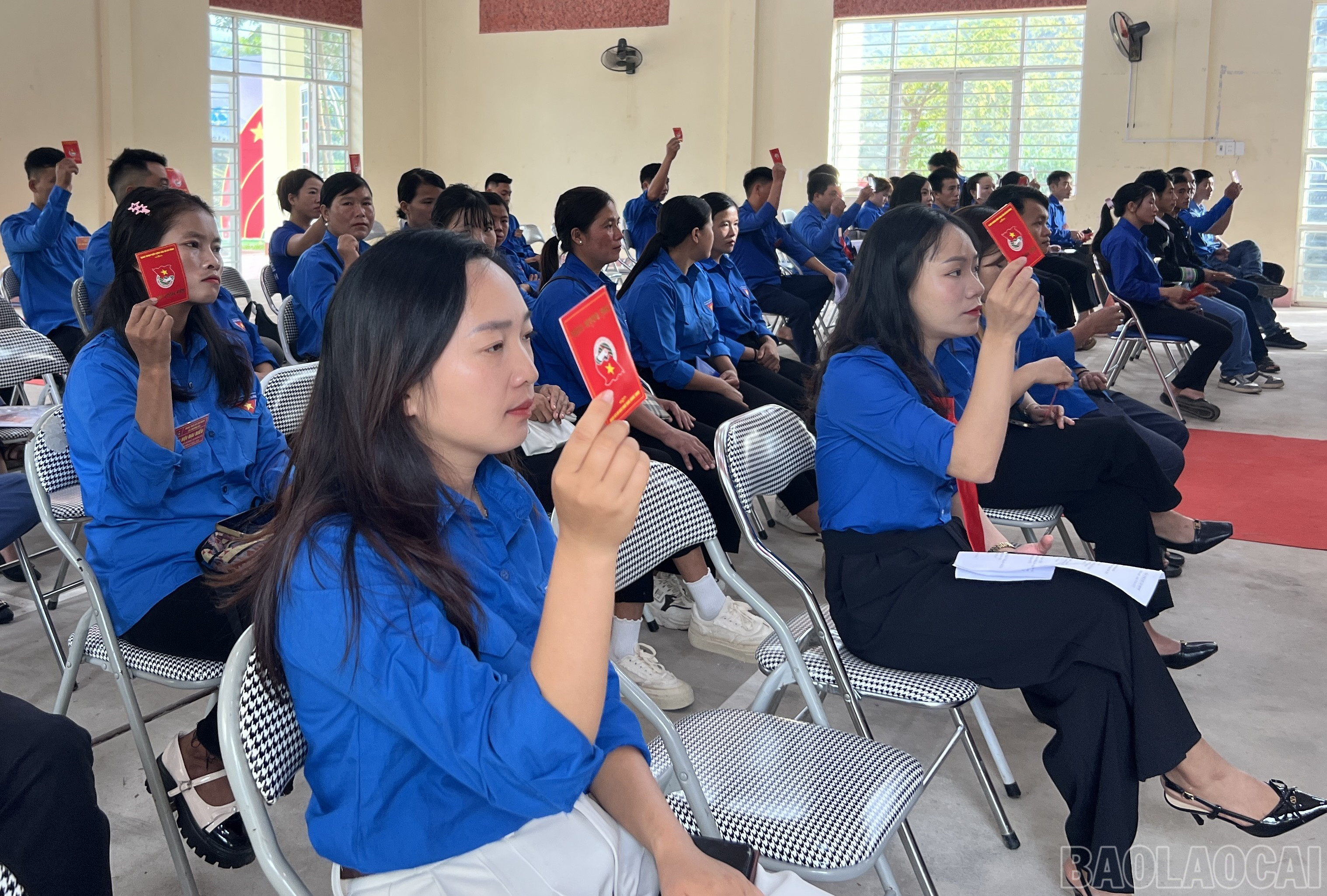Đại biểu biểu quyết thông qua Nghị quyết Đại hội. baolaocai-br_img-4284.jpg