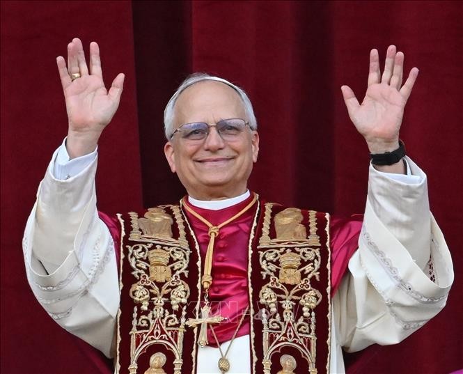 Tân Giáo hoàng Leo XIV ra mắt các tín đồ tại ban công chính của Vương cung thánh đường Thánh Peter, ngày 8/5/2025.