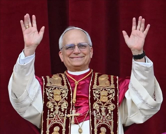 Tân Giáo hoàng Leo XIV ra mắt các tín đồ tại ban công chính của Vương cung thánh đường Thánh Peter, ngày 8/5/2025.