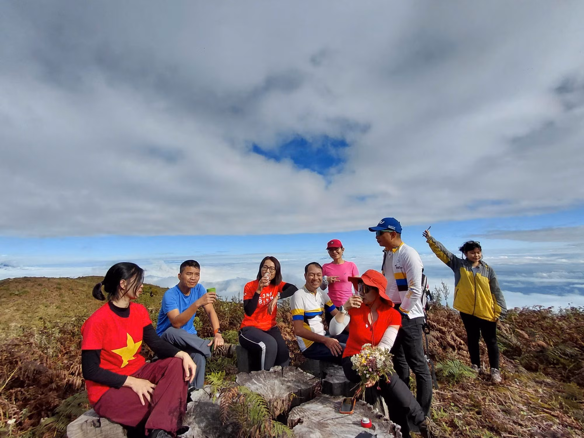 Khoảnh khắc vui giữa lưng chừng núi.