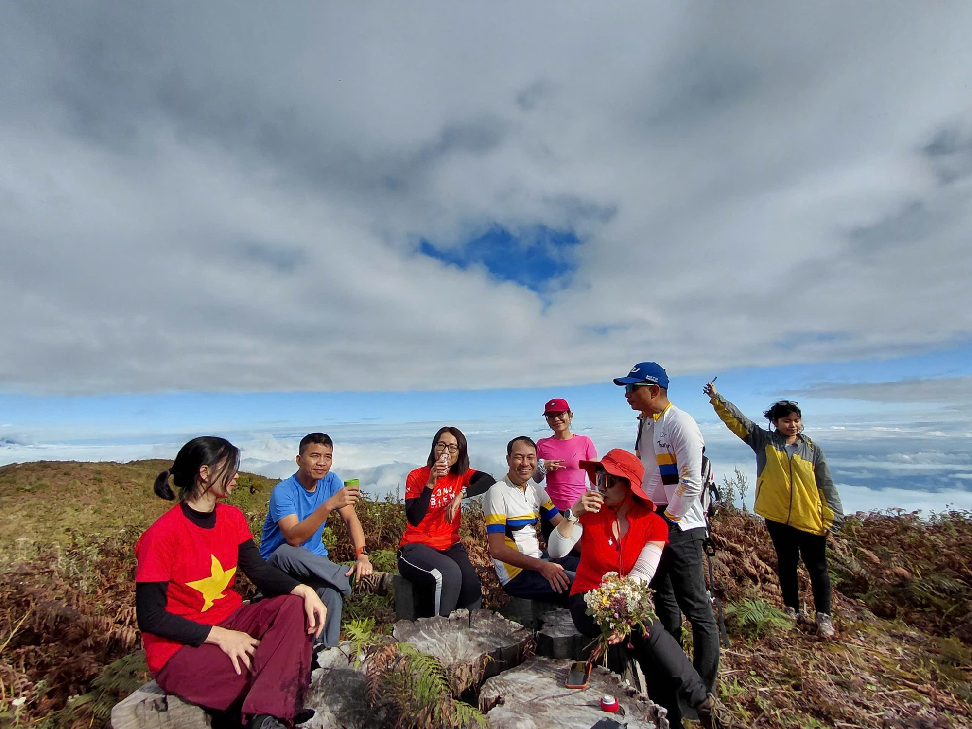 Khoảnh khắc vui giữa lưng chừng núi.