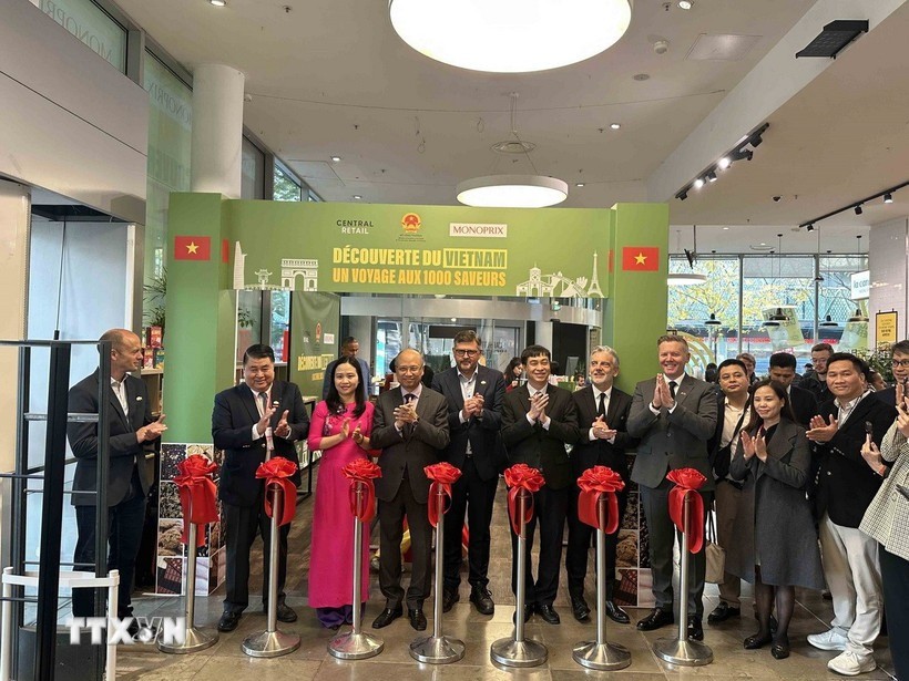 Lễ cắt băng khai trương tuần hàng Việt Nam tại Trung tâm thương mại Monoprix Baugrenelle tại thủ đô Paris, Pháp. trienlam-vn.jpg