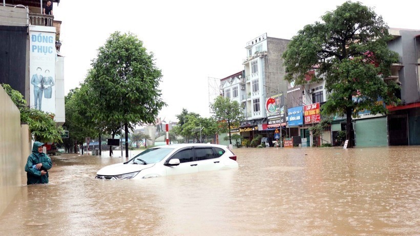 Các tuyến phố trung tâm Thái Nguyên chìm trong biển nước. mua-lu-thai-nguyen.jpg