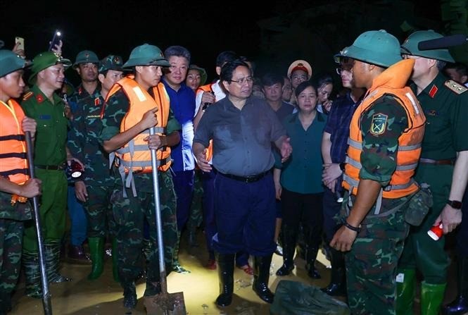 Thủ tướng Phạm Minh Chính đến kiểm tra công tác ứng phó mưa lũ tại các xã Trung Giã, Đa Phúc. thu-tuong.jpg