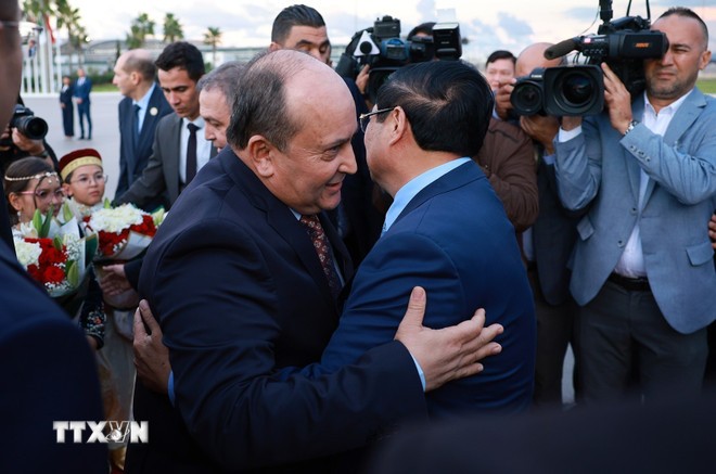 Thủ tướng Cộng hòa Algeria Dân chủ Nhân dân Sifi Ghrieb đón Thủ tướng Phạm Minh Chính và Phu nhân.