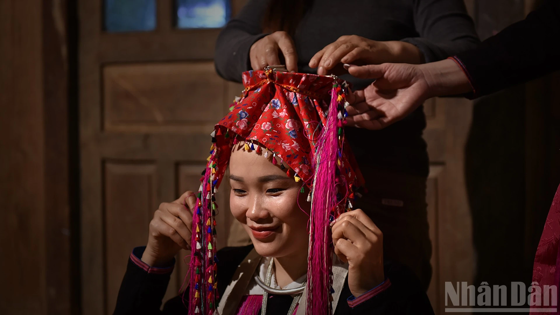 Dùng dây cố định chiếc đĩa bên trong mũ.