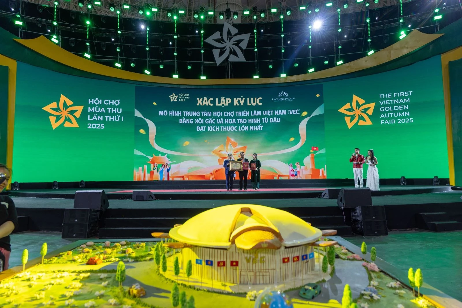 Trao chứng nhận kỷ lục.