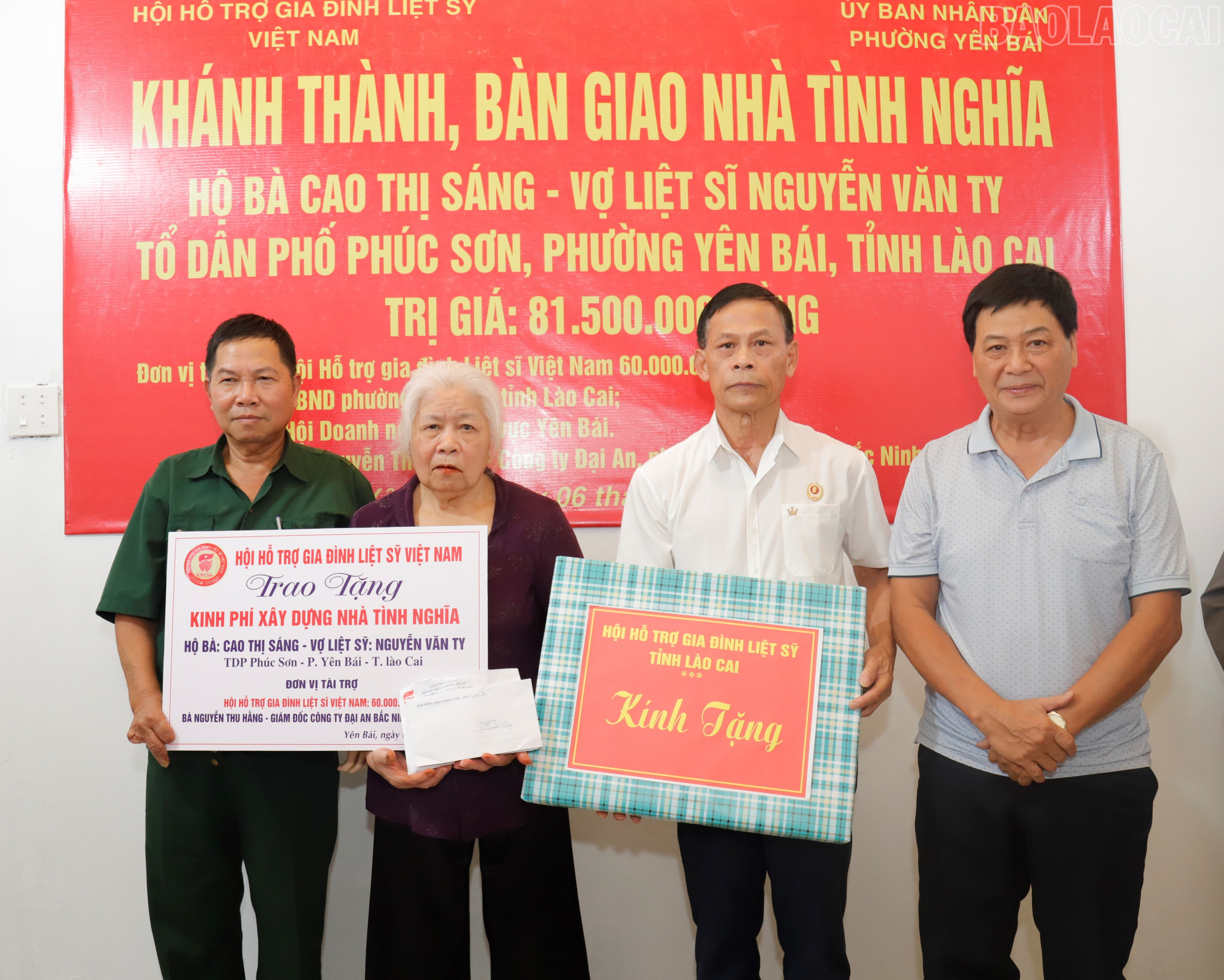 De Provinciale Vereniging ter Ondersteuning van Families van Martelaren gaf geschenken aan mevrouw Cao Thi Sang. baolaocai-tr_dai-dien-hoi-liet-si-trao-qua-kinh-phi-ho-tro-ba-sang-anh-thanh-nghi-4.jpg
