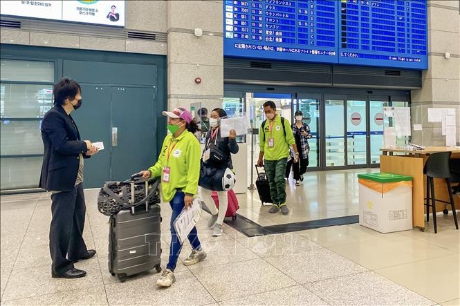 Lao động nước ngoài nhập cảnh tại Sân bay Incheon, Hàn Quốc.