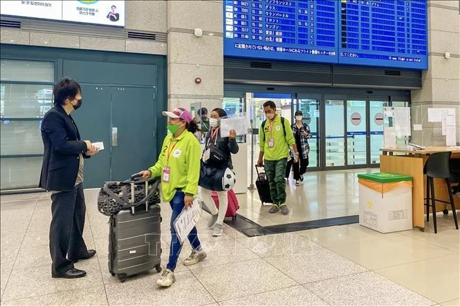 Lao động nước ngoài nhập cảnh tại Sân bay Incheon, Hàn Quốc.