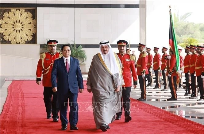 Thủ tướng Phạm Minh Chính và Thủ tướng Kuwait Sheikh Ahmad Abdullah Al-Ahmad Al Sabah duyệt đội danh dự.