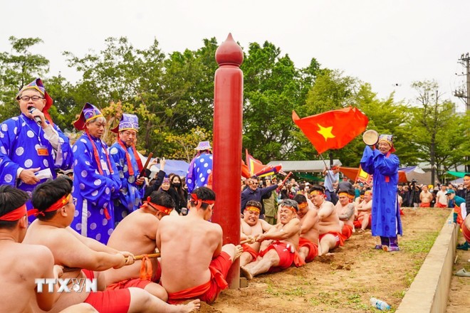 Nghi lễ và thực hành trò chơi Kéo co Ngồi Đền Trấn Vũ thu hút đông người dân đến tham dự và cổ vũ.