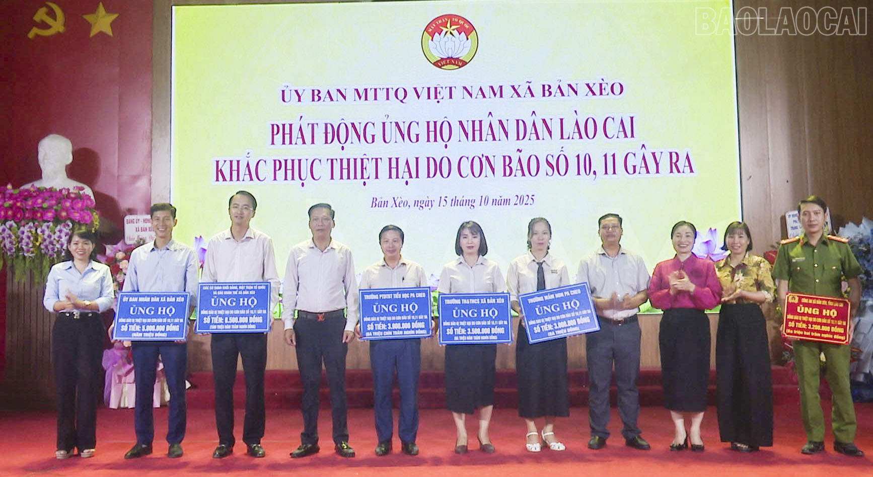 Trao biển tượng trưng ủng hộ tại chương trình. baolaocai-tr_cac-don-vi-ung-ho-quy.jpg