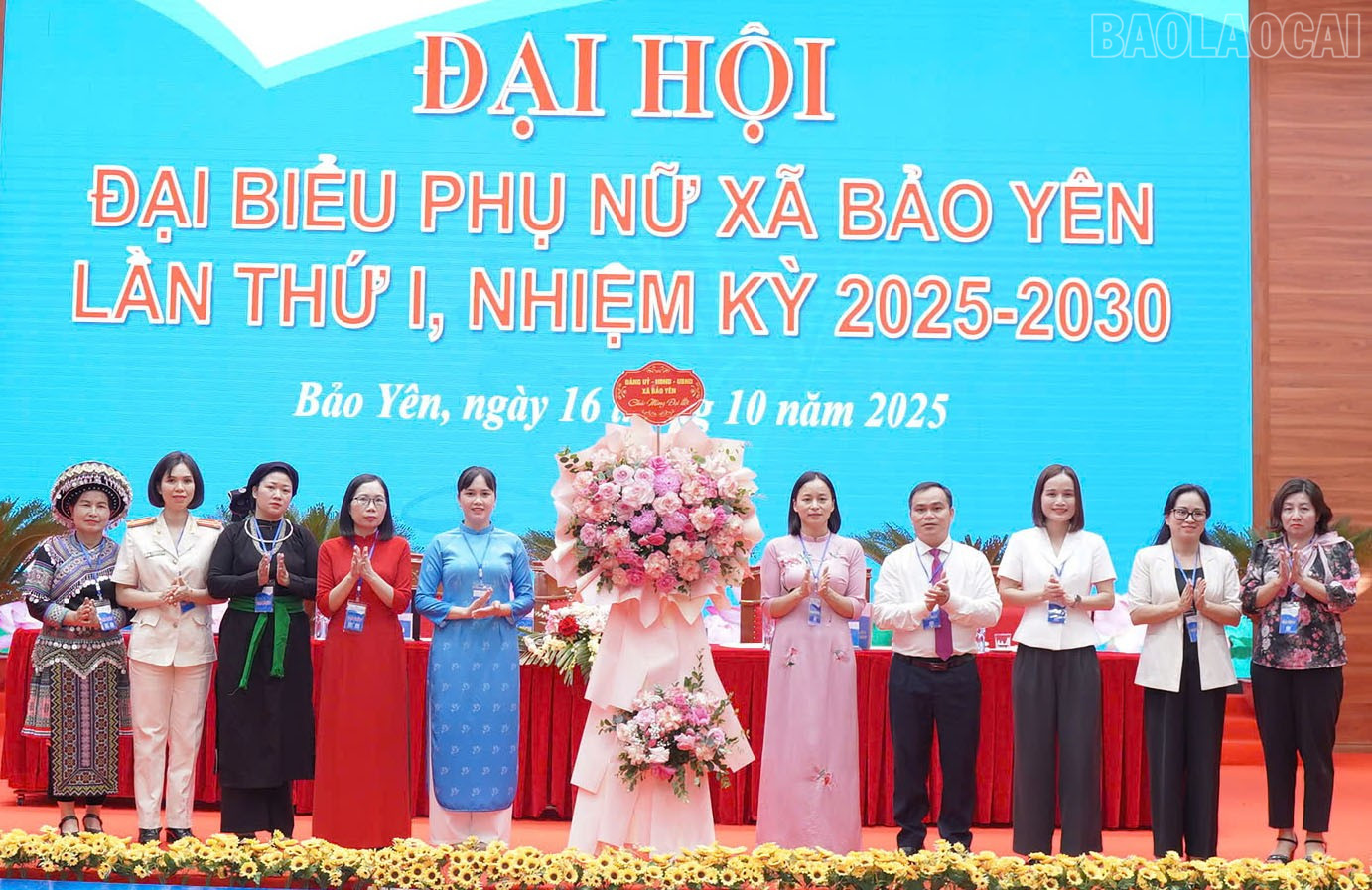 Lãnh đạo xã Bảo Yên tặng hoa chúc mừng đại hội. baolaocai-tr_lanh-dao-xa-bao-yen-tang-hoa-chuc-mung-dai-hoi-1.jpg
