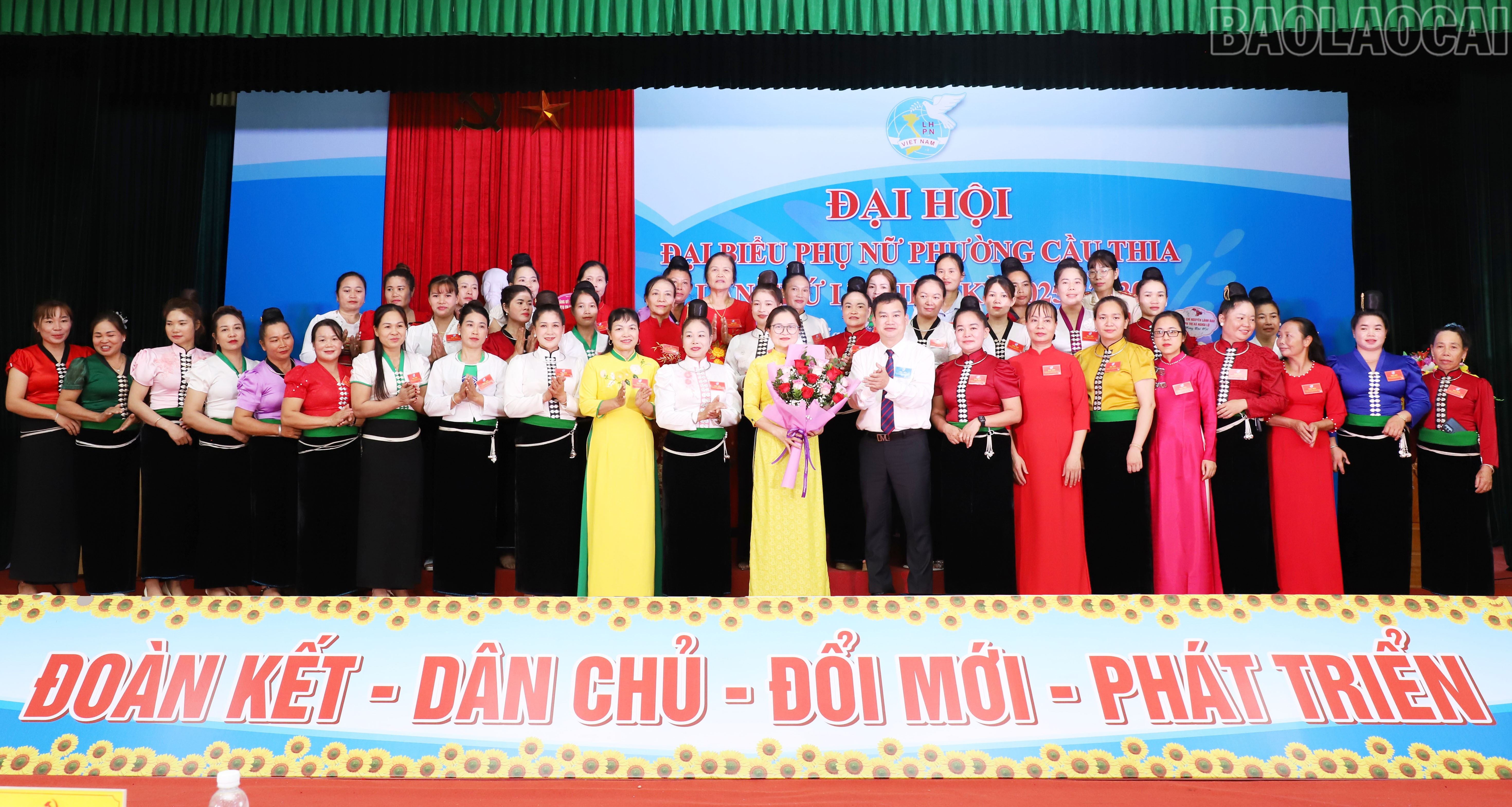 Ban Chấp hành Hội Phụ nữ phường Cầu Thia ra mắt đại hội. baolaocai-tr_bch-btv-doan-dai-bieu-di-du-cap-tren-ra-mat-dai-hoi.jpg