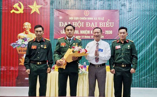 Lãnh đạo xã Tú Lệ tặng hoa chúc mừng đại hội. baolaocai-tr_a-dh-ccb-tu-le-8.jpg