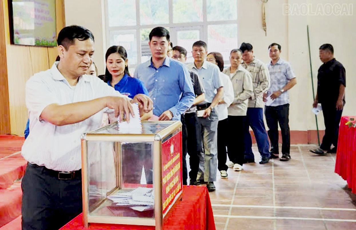 Các đại biểu tham gia ủng hộ. baolaocai-tr_can-bo-cong-chuc-vien-chuc-va-nhan-dan-tham-gia-ung-ho.jpg