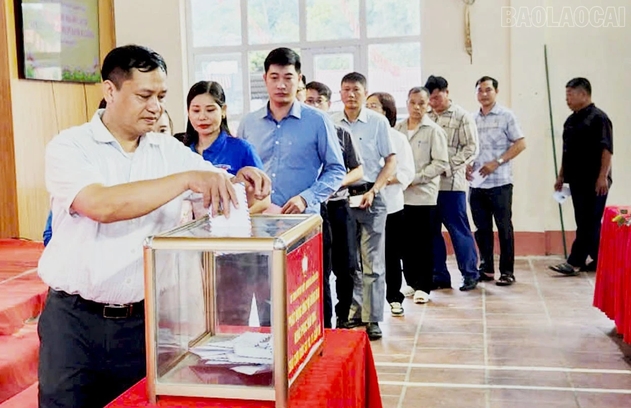baolaocai-tr_can-bo-cong-chuc-vien-chuc-va-nhan-dan-tham-gia-ung-ho.jpg