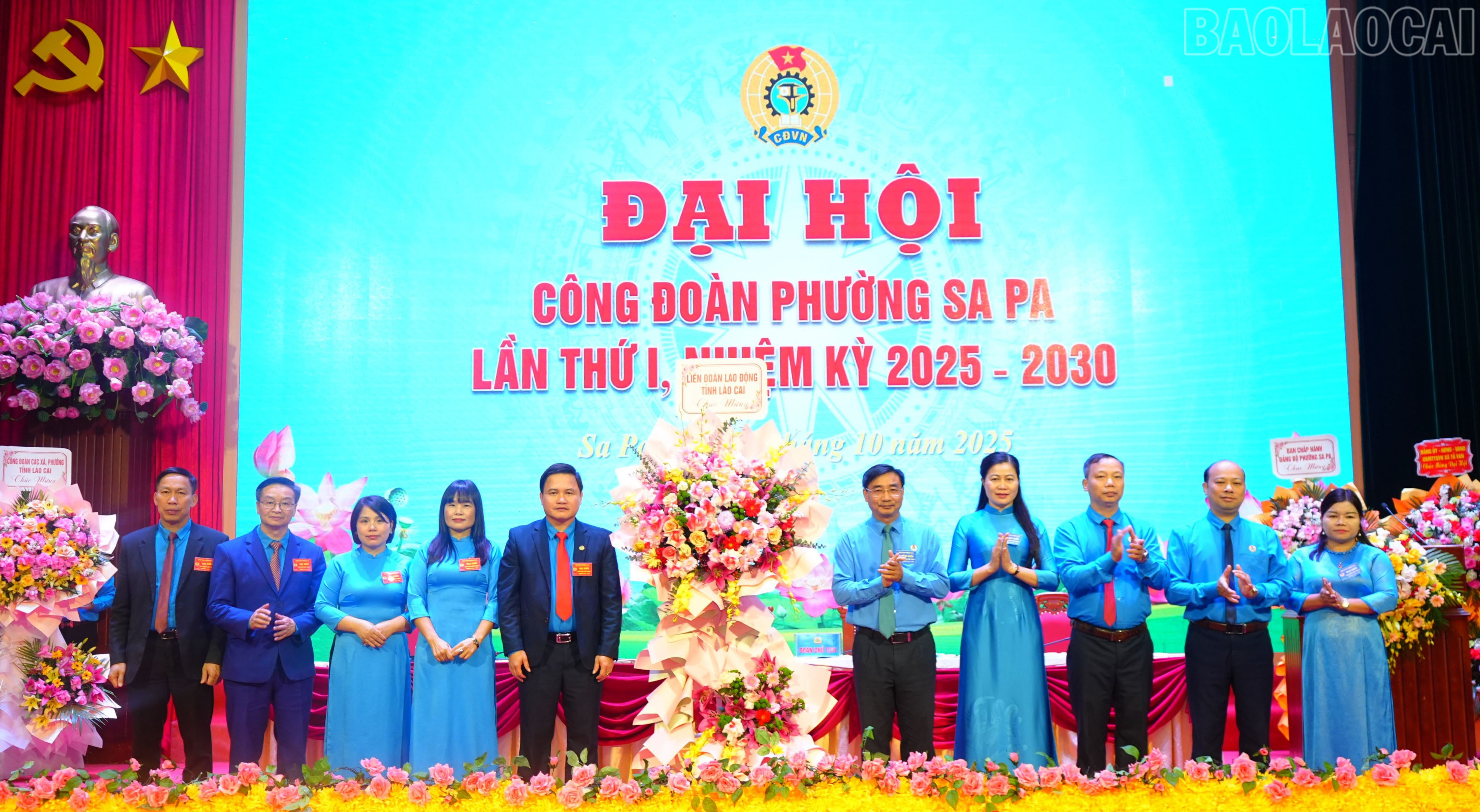 Liên đoàn Lao động tỉnh tặng hoa chúc mừng đại hội.