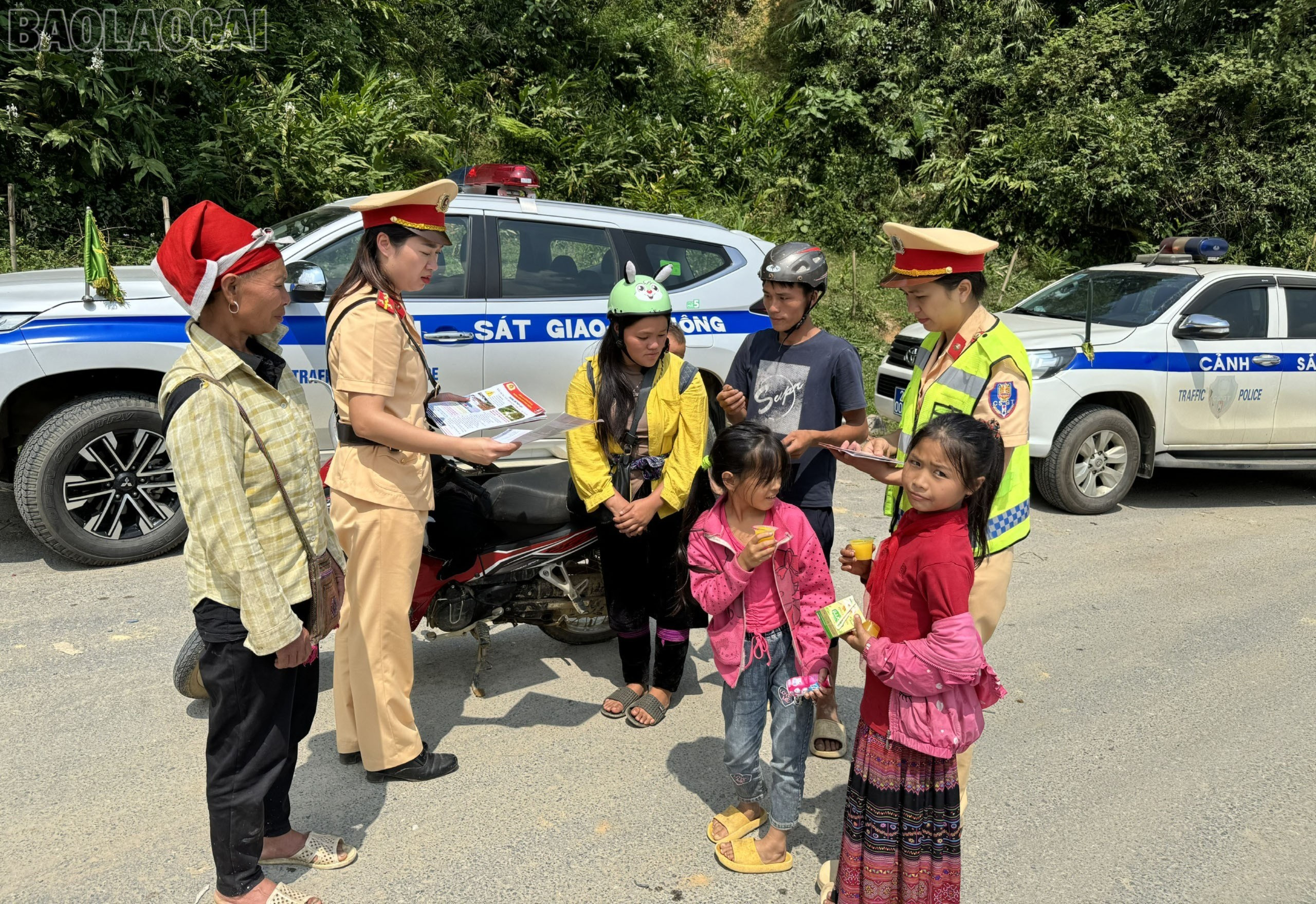 Lực lượng Cảnh sát giao thông tăng cường tuyên truyền, giải thích để người dân hiểu rõ tác hại của việc sử dụng rượu, bia rồi điều khiển phương tiện giao thông. baolaocai-tl_anh-5-luc-luong-canh-sat-giao-thong-tuyen-truyen-cho-nguoi-dan-khong-su-dung-ruou-bia-khi-dieu-khien-phuong-tien-tham-gia-giao-thong-3085.jpg