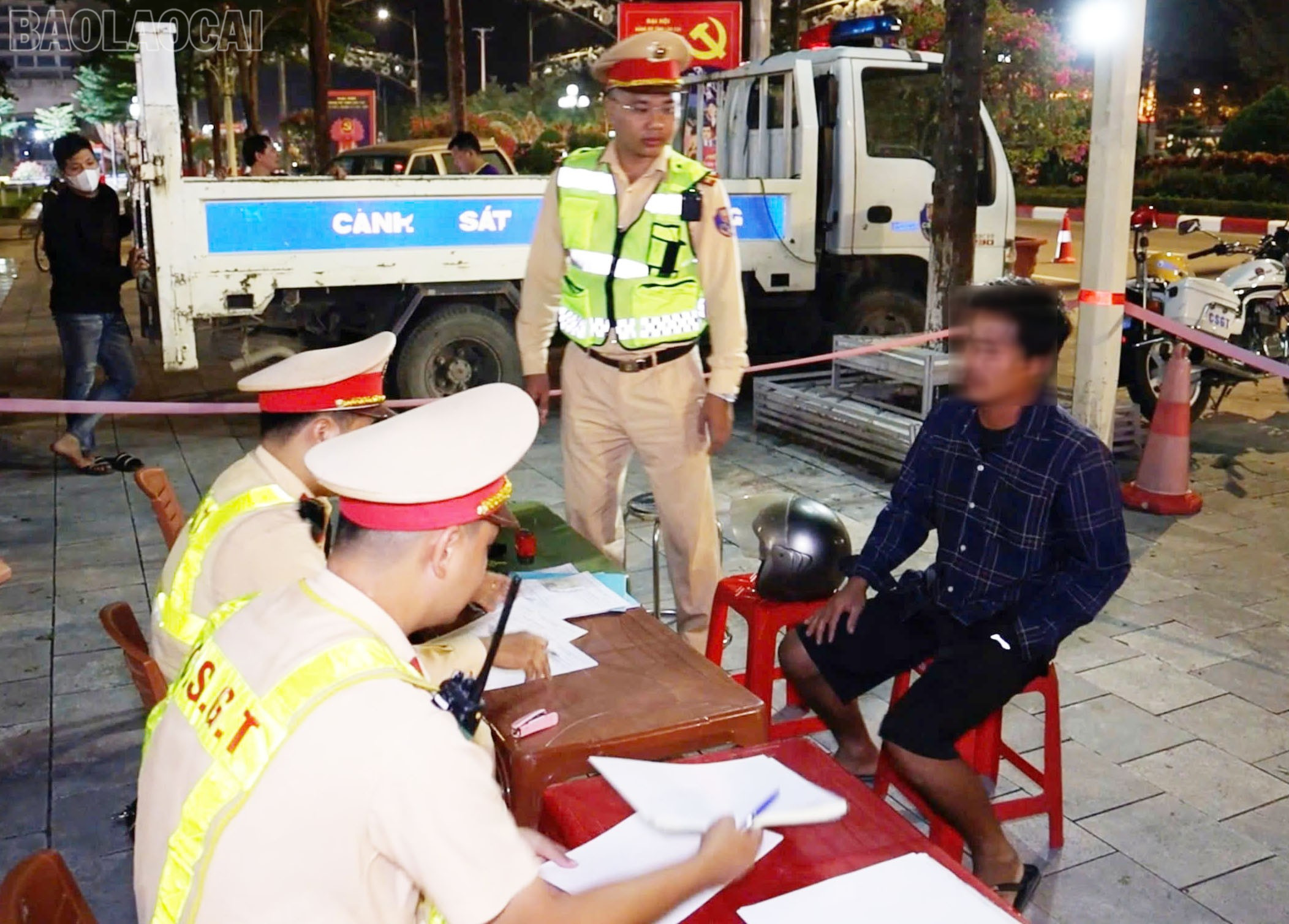 Xử lý nghiêm trường hợp vi phạm nồng độ cồn khi tham gia giao thông. baolaocai-tl_anh-6-xu-ly-nghiem-truong-hop-su-dung-con-khi-tham-gia-giao-thong-3990.jpg