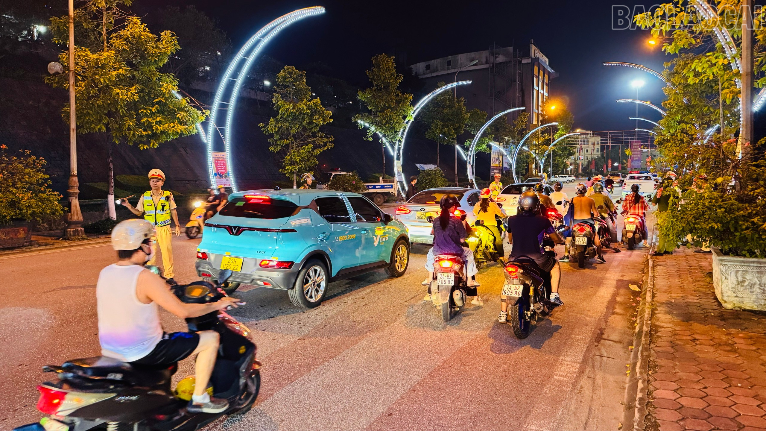 Lực lượng chức năng kiểm tra nồng độ cồn tại phường Lào Cai. baolaocai-tr_anh-4-kiem-tra-nong-do-con-tai-phuong-lao-cai-tinh-lao-cai-2-1.jpg