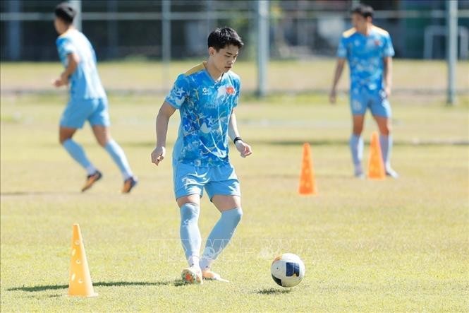 Dưới thời tiết nắng gắt tại Bangkok, buổi tập vẫn diễn ra với cường độ cao theo yêu cầu của ban huấn luyện.