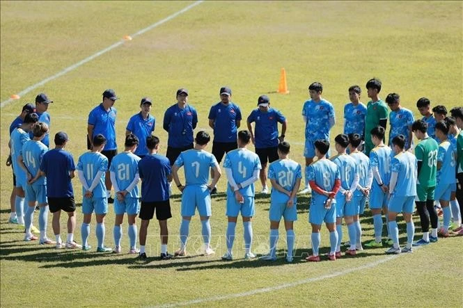 Ban Huấn luyện với các cầu thủ trước buổi tập.