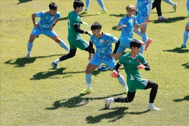 Các cầu thủ U22 Việt Nam khởi động trước buổi tập.