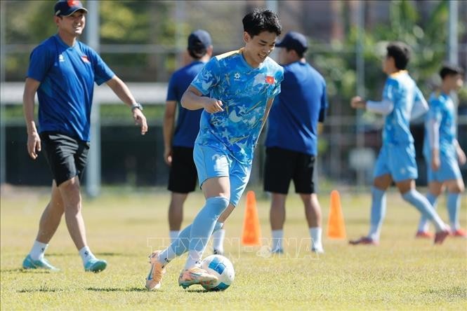 Các cầu thủ tập luyện với tinh thần thoải mái.