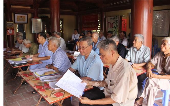 Lớp học chữ Hán Nôm dành cho người cao tuổi tại Việt Nam.