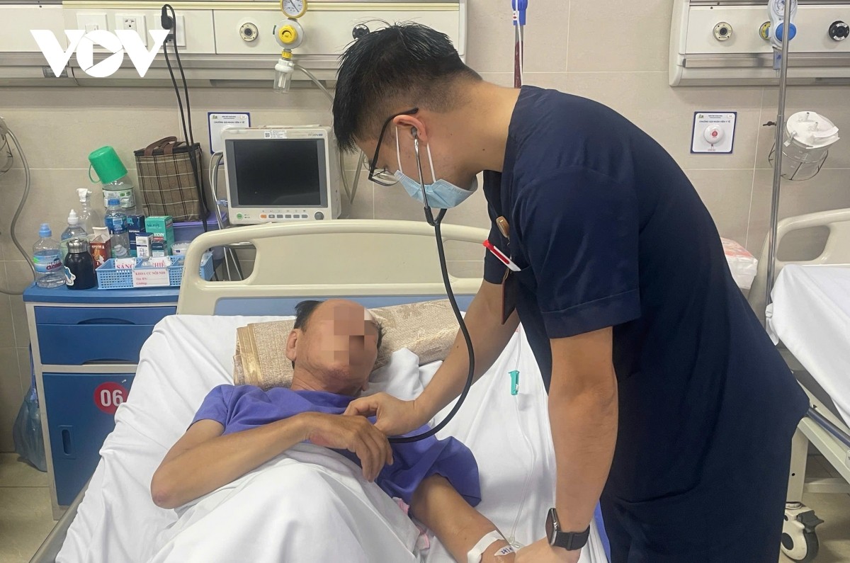 Bác sĩ Thuyên đang thăm khám cho bệnh nhân. Bác sĩ Thuyên đang thăm khám cho bệnh nhân.