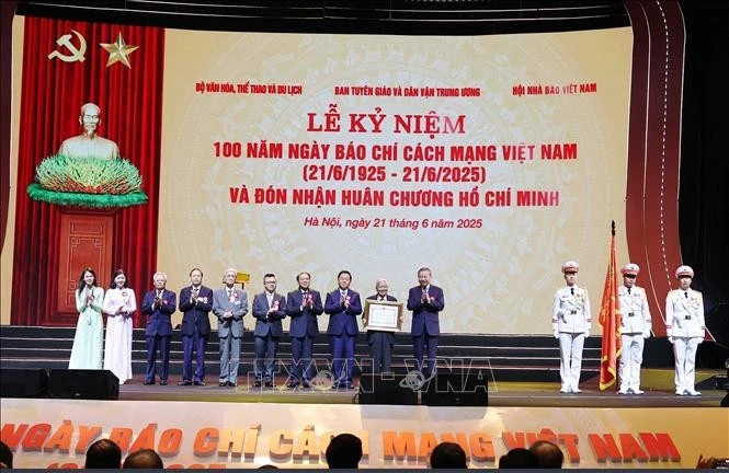 Tổng Bí thư Tô Lâm trao tặng Huân chương Hồ Chí Minh cho đội ngũ người làm báo.