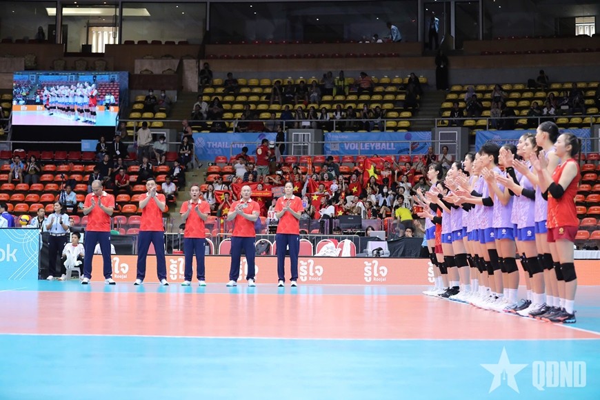 Các tuyển thủ bóng chuyền nữ Việt Nam và ban huấn luyện trước trận đấu.