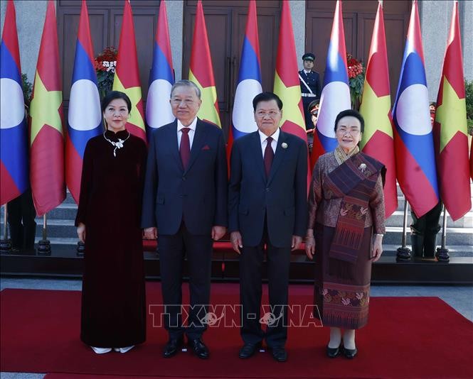 Tổng Bí thư Tô Lâm và Phu nhân cùng Tổng Bí thư, Chủ tịch nước Lào Thongloun Sisoulith và Phu nhân chụp ảnh chung.