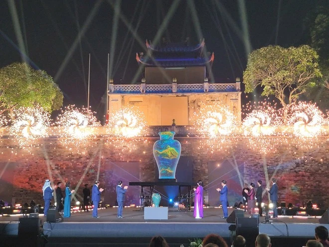 Chiếc bình gốm tượng trưng cho sự đoàn kết thông qua văn hóa.