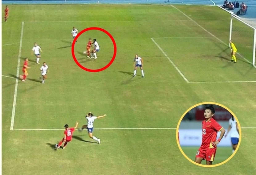 Trọng tài biên Chanthavong Phutsavan phất cờ báo Bích Thùy việt vị ở tình huống này.