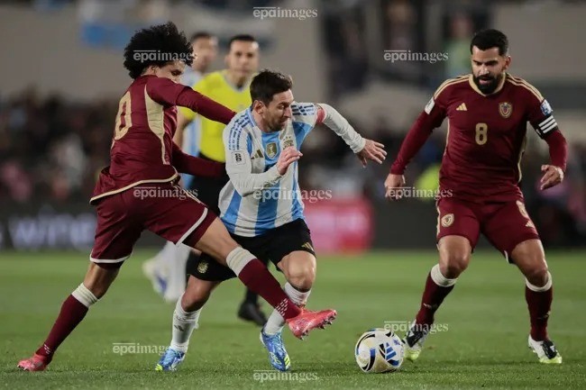 Messi cùng đồng đội ở vòng loại World Cup 2026. 2.jpg