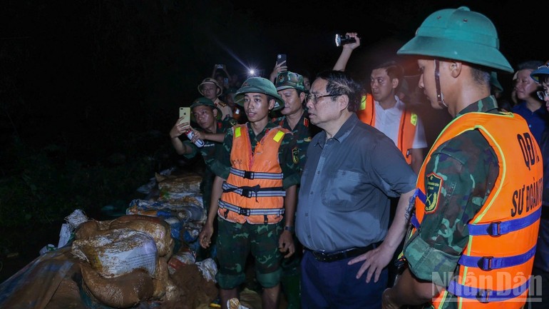 Thủ tướng Phạm Minh Chính thị sát tình nước lũ dâng cao ở bờ sông, nguy cơ tràn qua đê. Thủ tướng Phạm Minh Chính thị sát tình nước lũ dâng cao ở bờ sông, nguy cơ tràn qua đê.