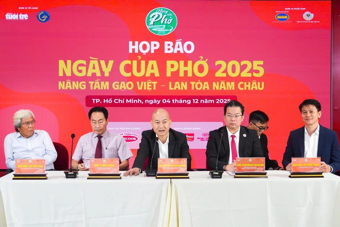 Ông Nguyễn Nguyên Phương, Phó Giám đốc Sở Công Thương trả lời câu hỏi của phóng viên Báo Tin tức và Dân tộc tại buổi công bố Lễ hội Ngày của Phở 2025 vào sáng 4/12.