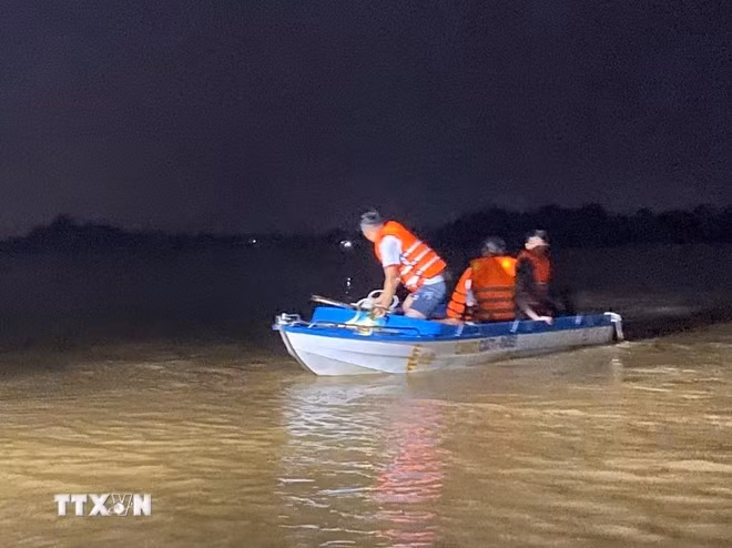 Các lực lượng chức năng giải cứu thành công nhiều người dân bị mắc kẹt giữa dòng nước lũ.