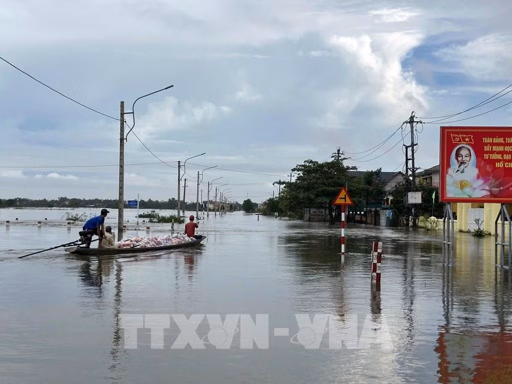Các đoàn tình nguyện vận chuyển hàng hóa lên ghe để đưa vào những vùng ngập sâu ở thành phố Huế.