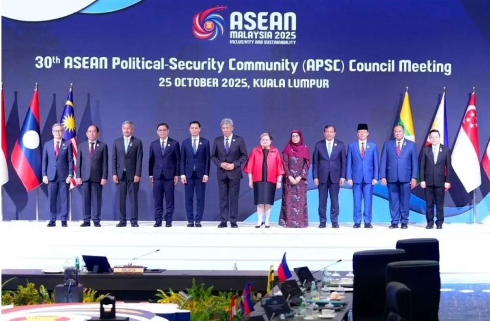 Các Bộ trưởng Ngoại giao ASEAN tại Hội nghị Hội đồng Cộng đồng Chính trị - An ninh ASEAN (APSC) lần thứ 30, được tổ chức trong khuôn khổ Hội nghị Cấp cao ASEAN lần thứ 47 tại Kuala Lumpur, Malaysia, hôm 25/10. indo.jpg