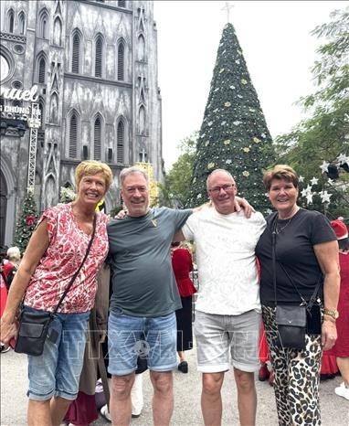 Nhiều du khách nước ngoài chọn Thủ đô là điểm đến tin cậy và an toàn mừng Giáng sinh.