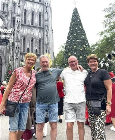 Nhiều du khách nước ngoài chọn Thủ đô là điểm đến tin cậy và an toàn mừng Giáng sinh.