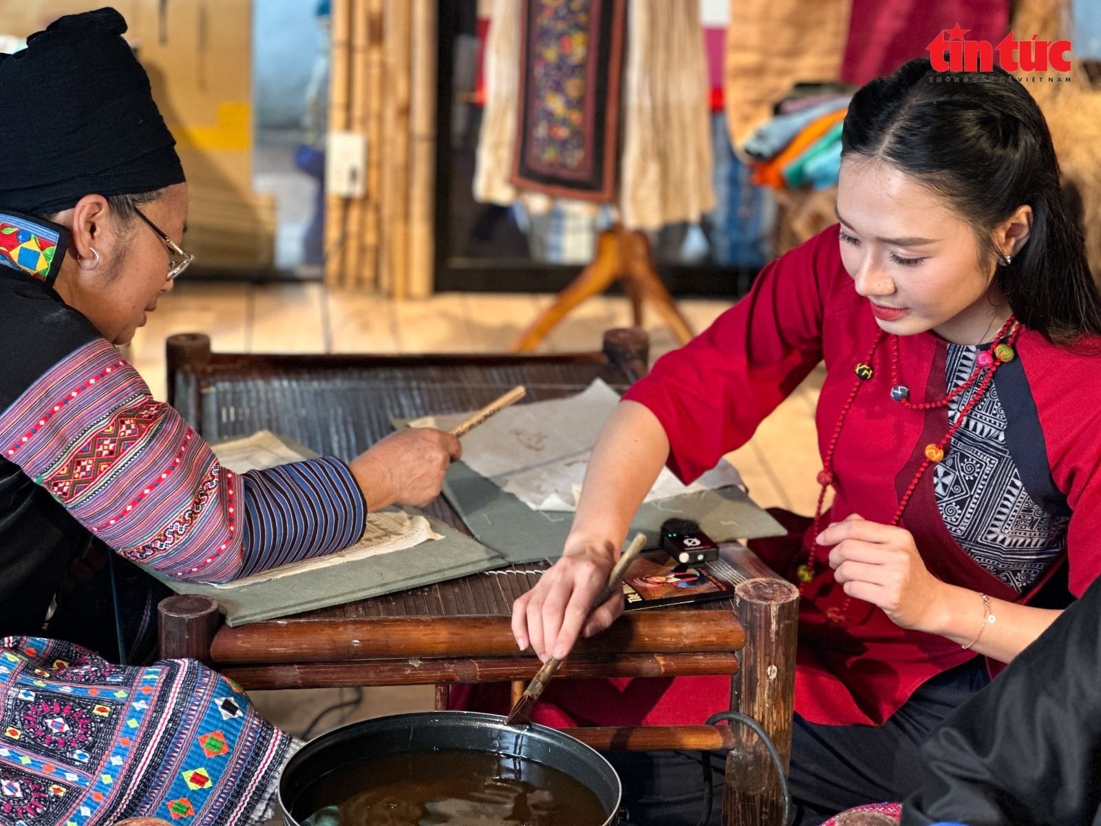 Du khách trải nghiệm vẽ sáp ong dưới sự chỉ dẫn của các nghệ nhân.