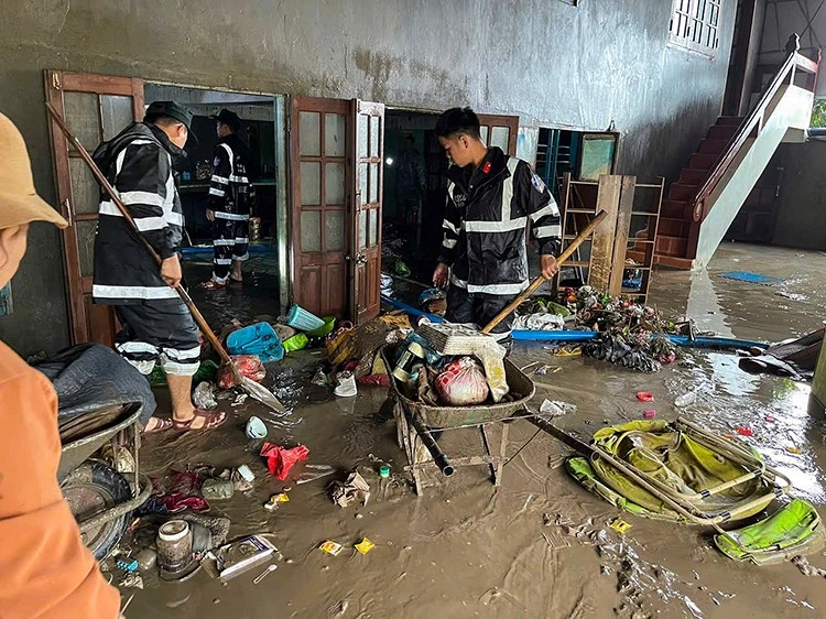 Lực lượng CSCĐ dọn dẹp bùn đất, vệ sinh nhà dân bị ảnh hưởng nặng nề sau ngập lụt.