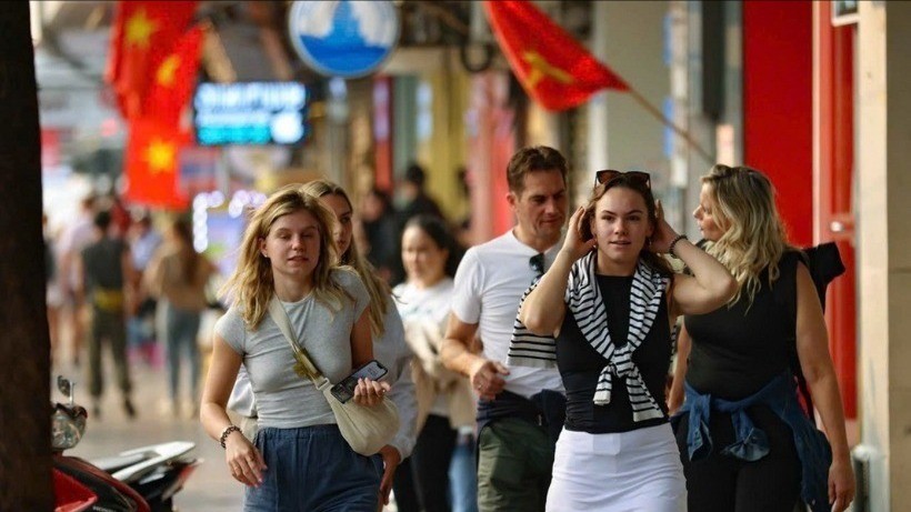 Du khách quốc tế tham quan phố cổ Hà Nội. du-lich-9560.jpg