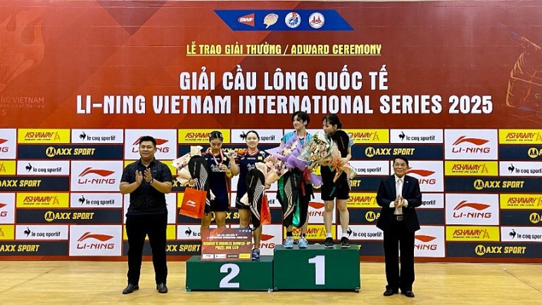 Ban tổ chức trao Huy chương Vàng, Bạc cho các đội ở nội dung đôi nữ. Ban tổ chức trao Huy chương Vàng, Bạc cho các đội ở nội dung đôi nữ.