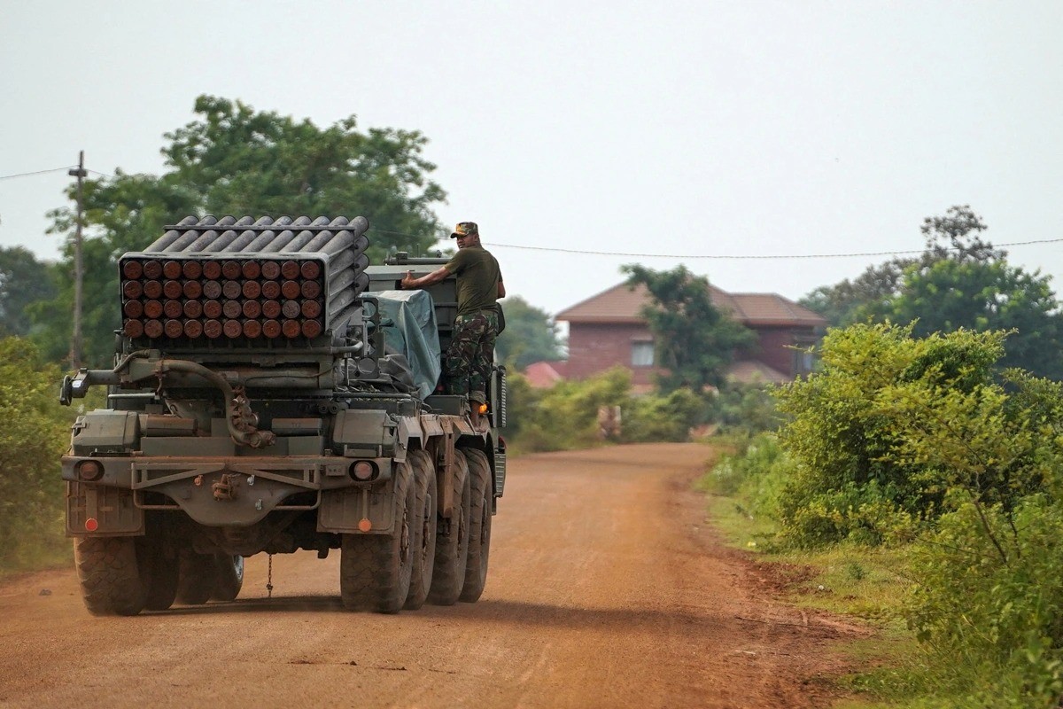 Binh sĩ Campuchia được triển khai cùng bệ phóng rocket đa nòng BM-21 Grad tại khu vực biên giới tranh chấp với Thái Lan ở gần đền Ta Moan Thom, ngày 25/7/2025. campuchia.jpg